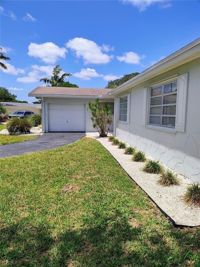 9941 SW 101st St in Miami, FL - Building Photo - Building Photo