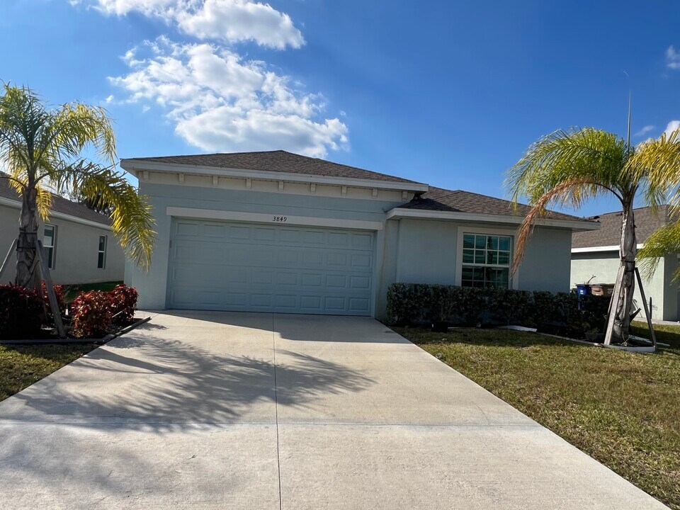 3849 Treasure Oak Wy in Ft. Myers, FL - Building Photo