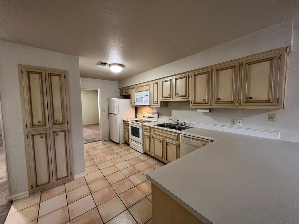 2611 Eisenhauer Rd in San Antonio, TX - Building Photo