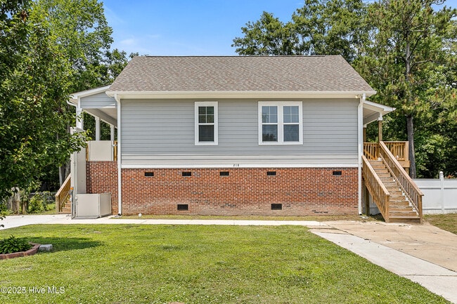 218 Spring Dr in Jacksonville, NC - Foto de edificio - Building Photo