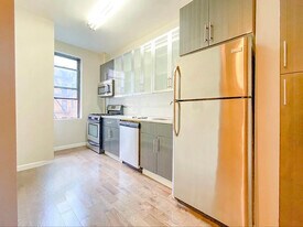 240 Crown St, Unit 2T in Brooklyn, NY - Building Photo