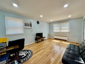 49 E Hawthorne Ave in Valley Stream, NY - Building Photo - Building Photo