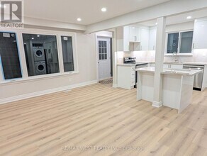 198 Cherrywood Dr in Newmarket, ON - Building Photo - Building Photo