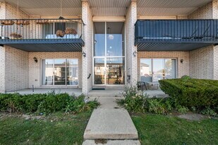 8353 Kennedy Cir, Unit #4 in Warren, MI - Building Photo