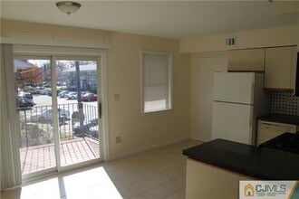 172 Evergreen Rd-Unit -21B in Edison, NJ - Foto de edificio - Building Photo