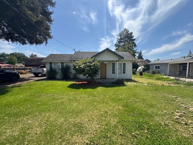 1553 NW Calkins Ave in Roseburg, OR - Building Photo - Building Photo