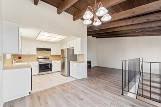 1909 Harriman Ln, Unit 4 in Redondo Beach, CA - Foto de edificio - Building Photo