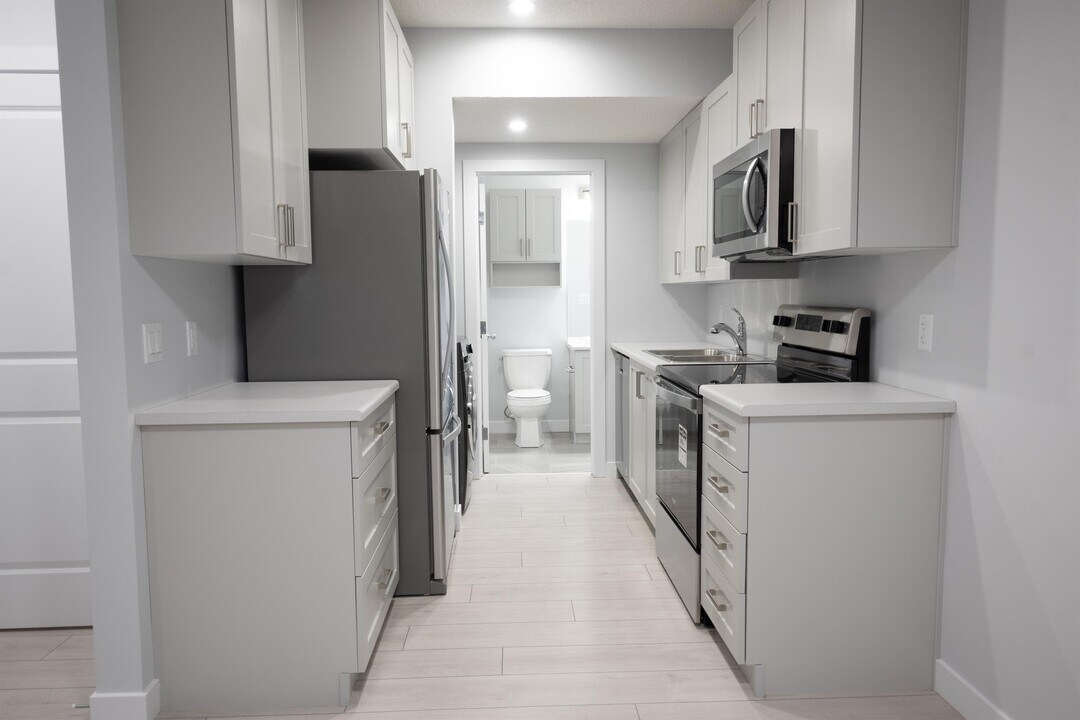 1455 Cherniak Way SW in Edmonton, AB - Building Photo