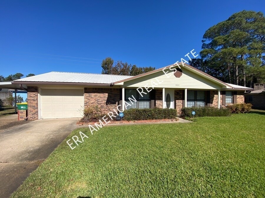 1111 Coral Dr in Niceville, FL - Building Photo
