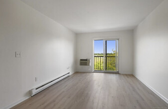 115 Short Beach Rd in Stratford, CT - Foto de edificio - Building Photo