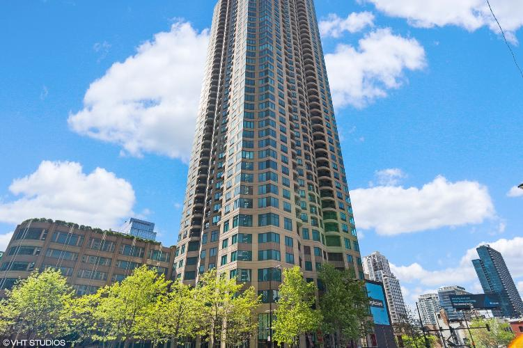 400 N La Salle Dr in Chicago, IL - Building Photo