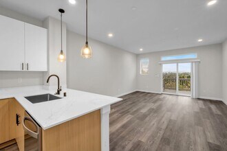 15613 Admiralty Way in Lynnwood, WA - Building Photo - Building Photo