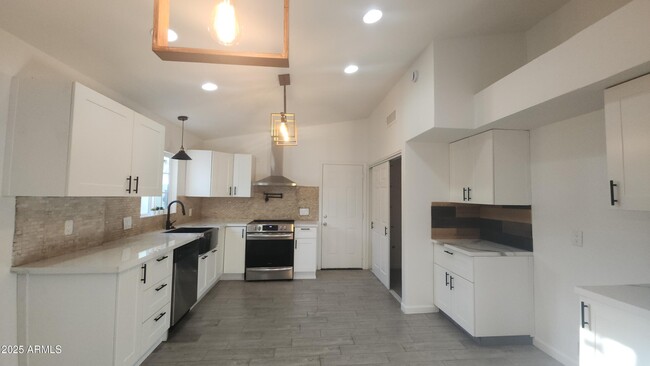 1433 E Kerry Ln