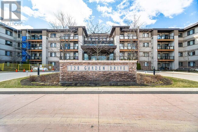 128 Garden Dr in Oakville, ON - Building Photo - Building Photo