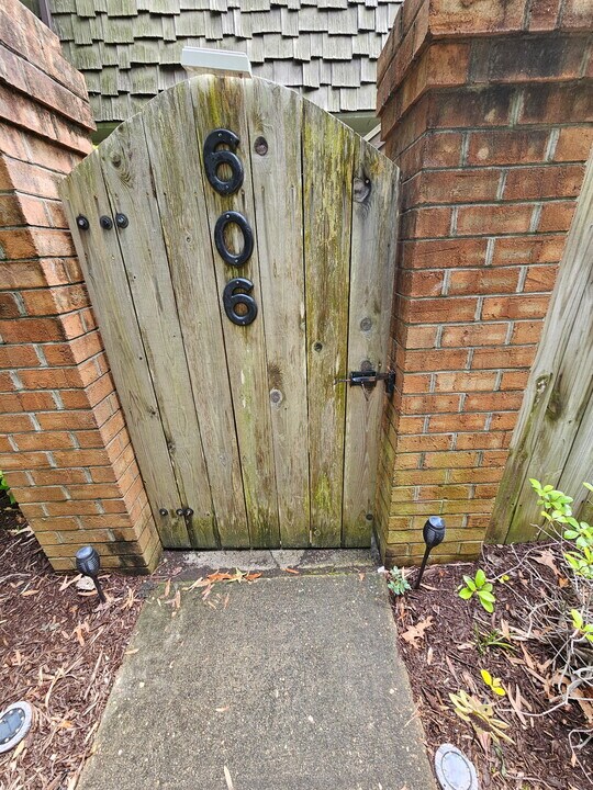 606 Ocean Lakes Dr in Virginia Beach, VA - Building Photo