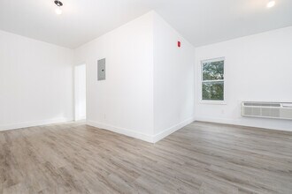 1252 Main St in East Hartford, CT - Building Photo - Building Photo