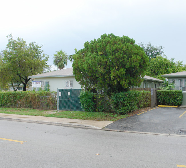 420-426 NE 70th St in Miami, FL - Building Photo - Building Photo