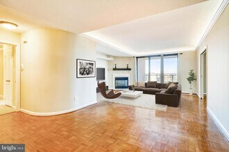 1101 S Arlington Ridge Rd in Arlington, VA - Foto de edificio - Building Photo