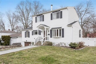1 Eleanor Ln in Norwalk, CT - Foto de edificio - Building Photo