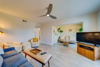 1 Windrush Blvd, Unit 63 in Indian Rocks Beach, FL - Foto de edificio - Building Photo