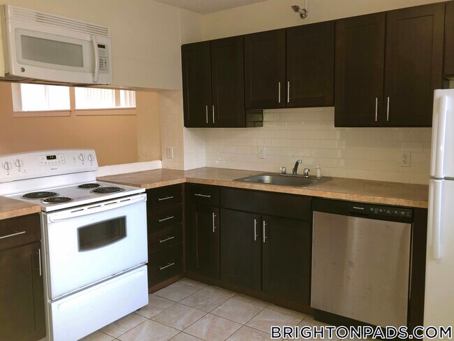 148 N Beacon St, Unit B2 in Boston, MA - Building Photo - Building Photo