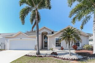 221 Lookout Dr in Apollo Beach, FL - Building Photo