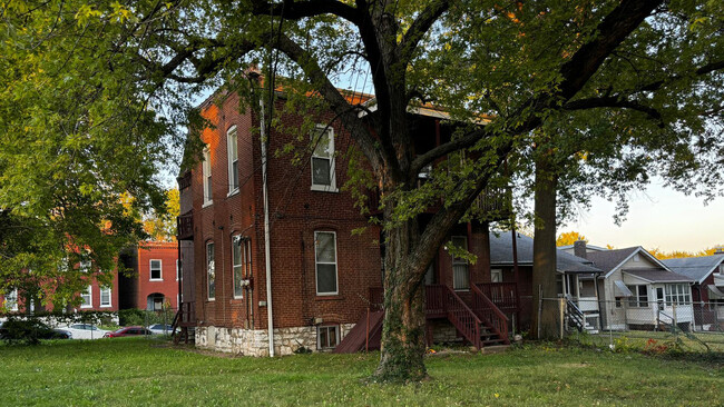 1048 Sells Ave in St. Louis, MO - Building Photo - Building Photo