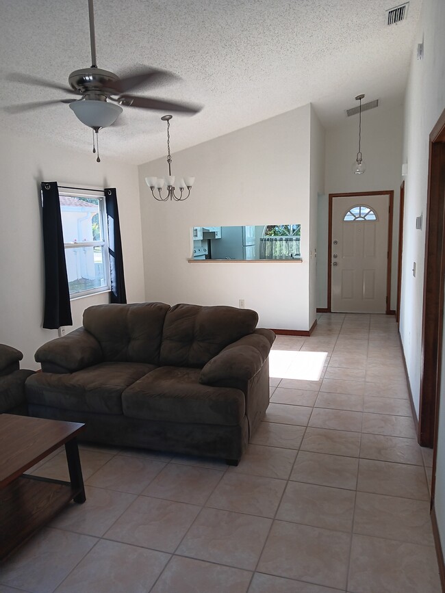6 Eastern Pl, Unit #B in Palm Coast, FL - Foto de edificio - Building Photo