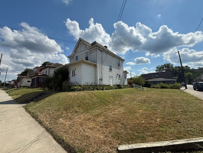 4617 4th Ave in Beaver Falls, PA - Building Photo - Building Photo