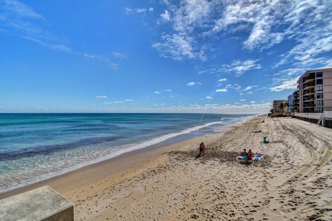 3589 S Ocean Blvd in South Palm Beach, FL - Building Photo