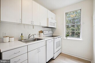 16 Auburn Ct, Unit c in Alexandria, VA - Building Photo - Building Photo