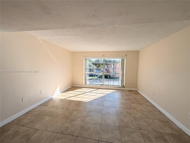 7230 Fairway Dr in Hialeah, FL - Building Photo - Building Photo