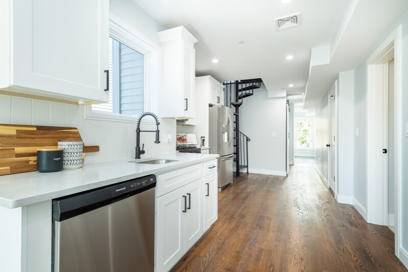 221 Paris St in Boston, MA - Building Photo