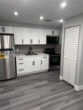 3033 NW 32nd St in Miami, FL - Building Photo - Building Photo