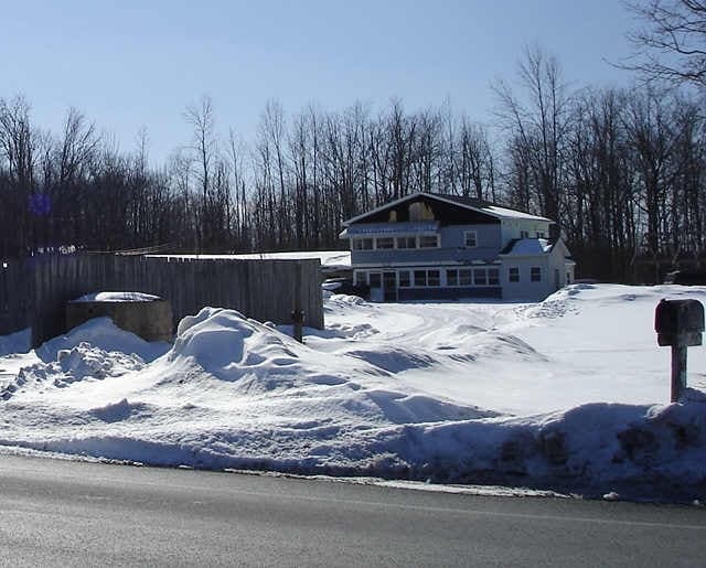 885 Canandaiqua Rd in Palmyra, NY - Foto de edificio
