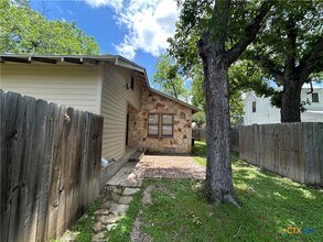 237 E Garza St in New Braunfels, TX - Building Photo - Building Photo