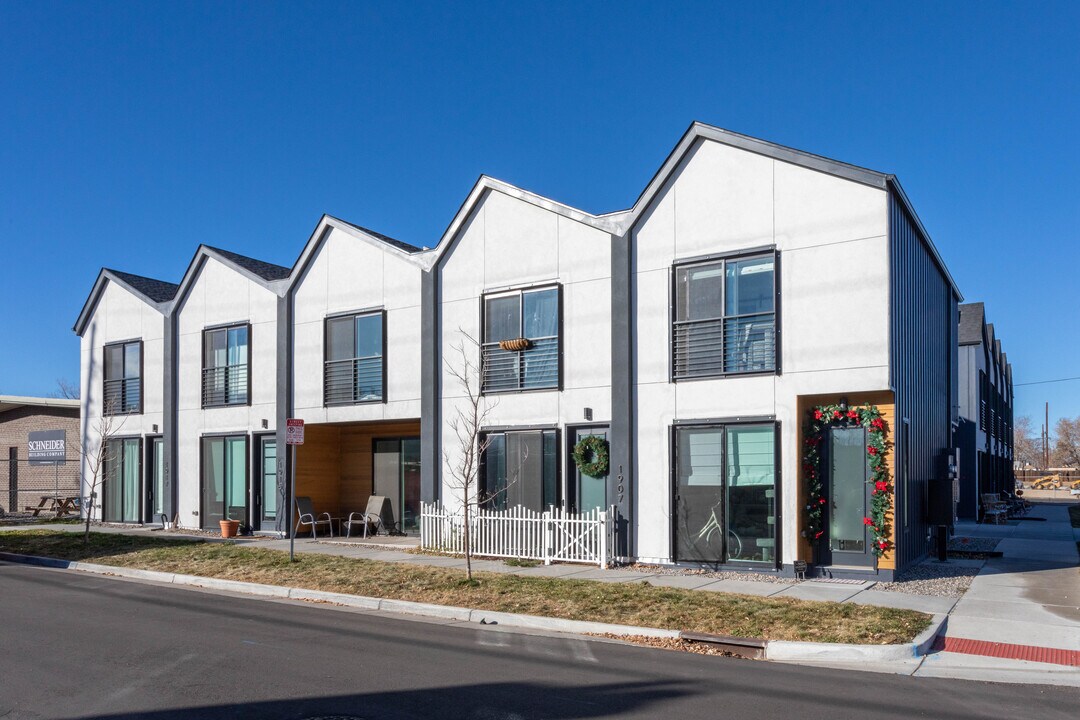 1907 W Elk Plz in Denver, CO - Building Photo