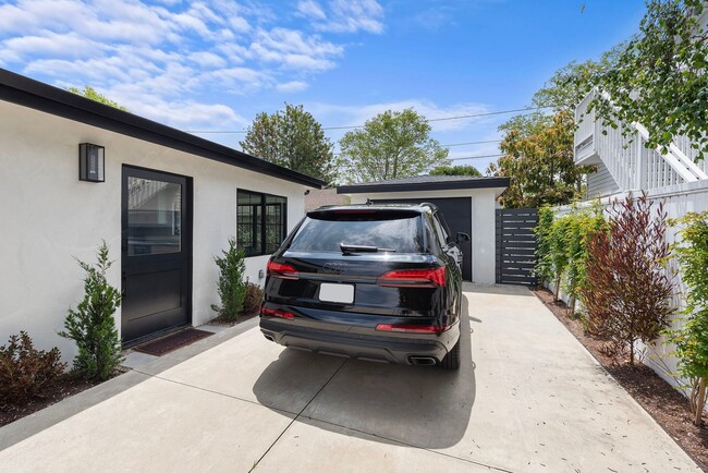 219-221 Monte Vista Ave in Costa Mesa, CA - Building Photo - Building Photo