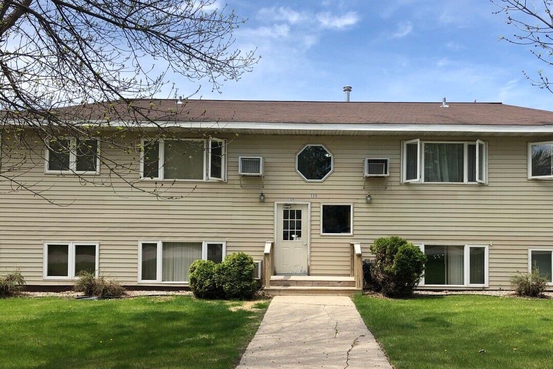 Kaeding Apartments in Devils Lake, ND - Building Photo