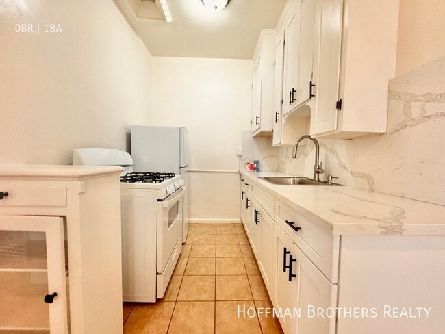 608 S Dunsmuir Ave in Los Angeles, CA - Building Photo - Building Photo