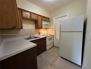148 NW 40th Ct in Oakland Park, FL - Building Photo - Building Photo