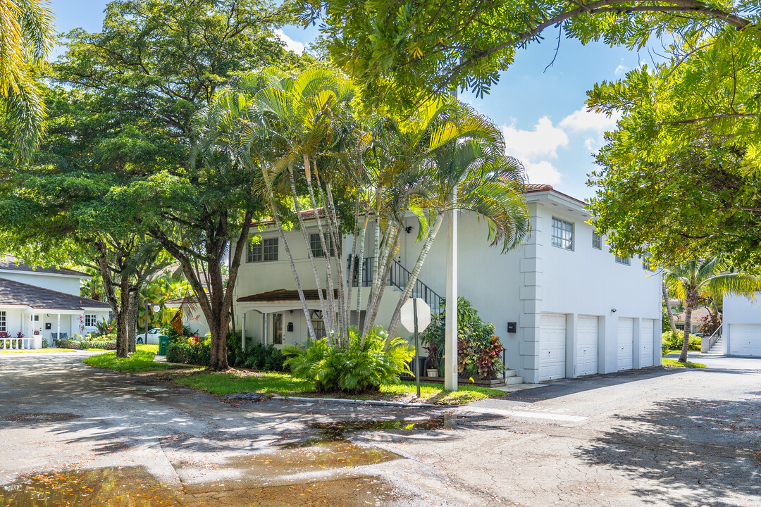 Camino Circle in Miami, FL - Building Photo