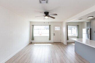 114 E Elliot Rd in Gilbert, AZ - Building Photo - Building Photo