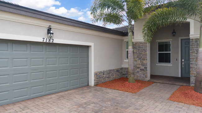 7182 NW Farnsworth Cir in Port St. Lucie, FL - Building Photo - Building Photo