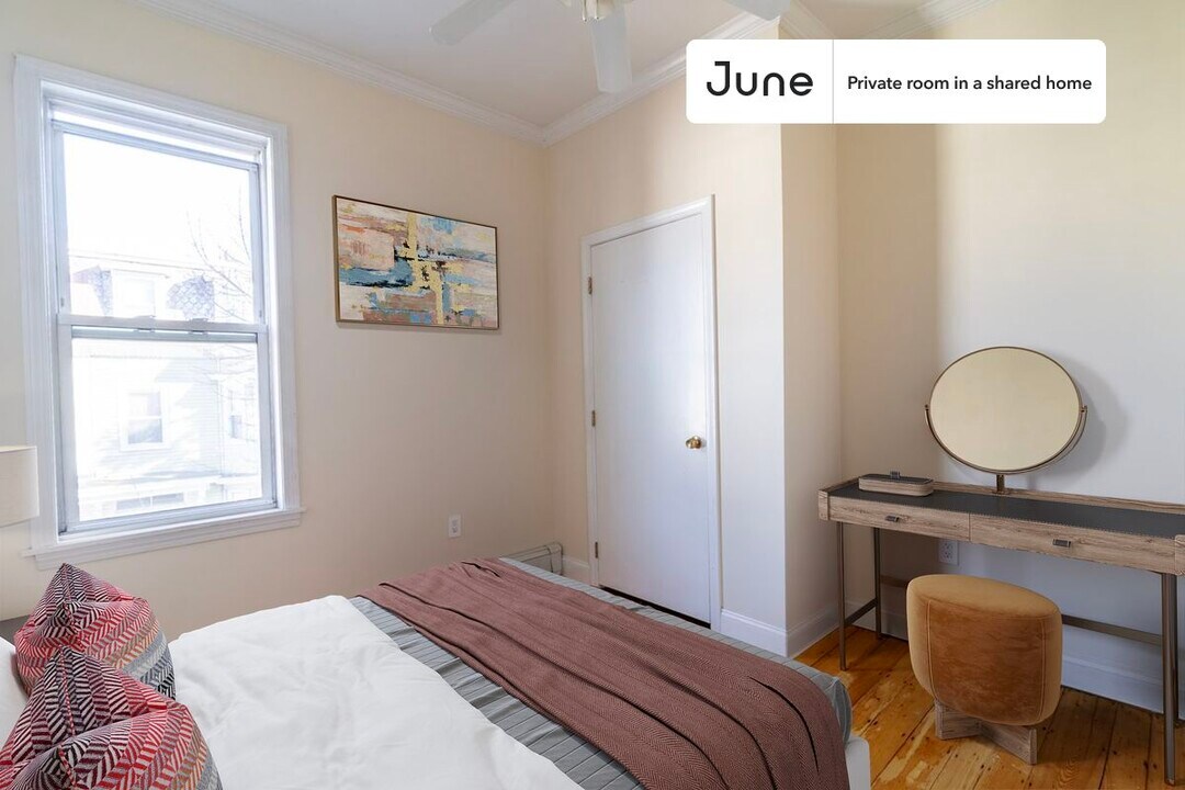 Private bedroom in 4 bed/1.5 bath Home in Boston, MA - Building Photo