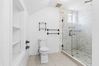 132 Stuyvesant Rd in Teaneck, NJ - Building Photo - Building Photo