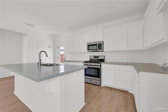 18 N Day Lily Ave in Edinburg, TX - Building Photo - Building Photo