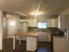 6304 Hudson Bend Rd in Austin, TX - Foto de edificio - Building Photo