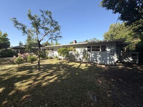 880 Newell Rd in Palo Alto, CA - Foto de edificio - Building Photo