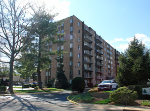 Churchill Apartments in Falls Church, VA - Foto de edificio - Building Photo